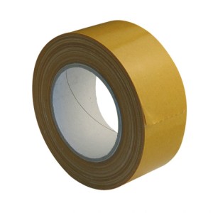 Image d'un adhésif double face non déroulé, présenté devant un arrière-plan blanc. Le rouleau est intact, mettant en avant sa conception fine et ses deux côtés adhésifs destinés à fixer des surfaces ensemble de manière discrète.