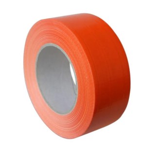 Image d'un adhésif multi-usage toilé orange, présenté devant un arrière-plan blanc. L'adhésif est visible avec sa texture toilée distinctive et sa couleur orange vive.