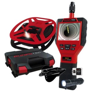 Image d'une caméra d'inspection multifonction, conçue pour les inspections de canalisations de Ø 20 mm sur des distances allant jusqu'à 50 m. Cette caméra est également adaptée aux diamètres de conduites plus larges et est particulièrement efficace en association avec les RUNPOSTICKS pour l'inspection de plafonds suspendus, de puits, de systèmes de ventilation et d'équipements. Elle dispose d'une fonction d'enregistrement pour la documentation photo, vidéo et audio, et peut fonctionner jusqu'à 6 heures. La caméra est équipée de 6 LED intégrées, avec une sonde de caméra au design IP67, enfermée dans une tête solide en acier inoxydable (Ø 12 mm/L 20 mm) et dotée d'un fil de raccordement intérieur RTG de Ø 6 mm, compatible avec tous les produits RUNPOTEC utilisant un fil RTG de Ø 6 mm.