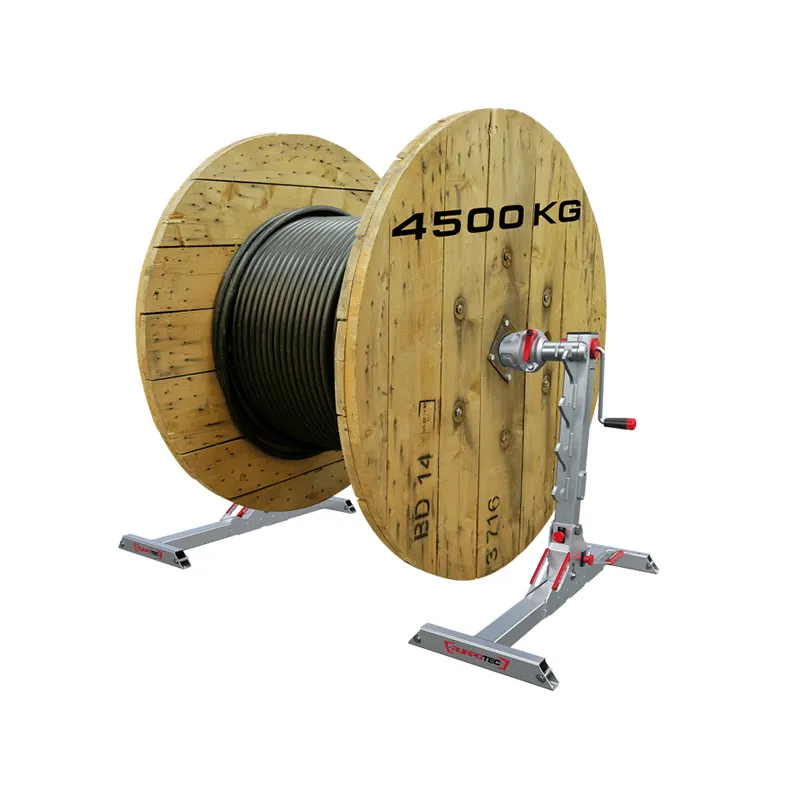 Image de plusieurs PIEDS-DE-SUPPORT du RUNPOLIFTER 4500 en non utilisation, soutenant un touret à câbles. Ce dispositif repliable peut soulever des tourets d'un diamètre maximal de 1600 mm et d'un poids maximal de 4 500 kg. Chaque pied, léger (22 kg), offre une excellente stabilité sur divers types de sols. Les supports de levage sont équipés d'un engrenage à 2 vitesses pour un soulèvement rapide à vide et une vitesse de travail pour la charge, avec un système de broche autobloquante.