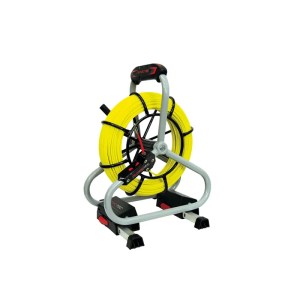 Image d'un touret d'aiguille en fibre de verre de Ø4,5 mm, équipé d'un système de double sortie incluant un frein de ralentissement automatique et une sortie rapide. Ce modèle dispose d'un frein de stationnement et de pieds stabilisateurs rétractables pour une utilisation pratique. L'aiguille de tirage en fibre de verre est montée sur un dévidoir en acier, qui offre un emplacement de stockage pour les accessoires fournis. Conçu pour des conduits de 30 à 80 mm, ce touret supporte une charge de traction totale de 220 kg et un rayon de courbure de 120 mm, idéal pour les travaux de tirage de câbles.